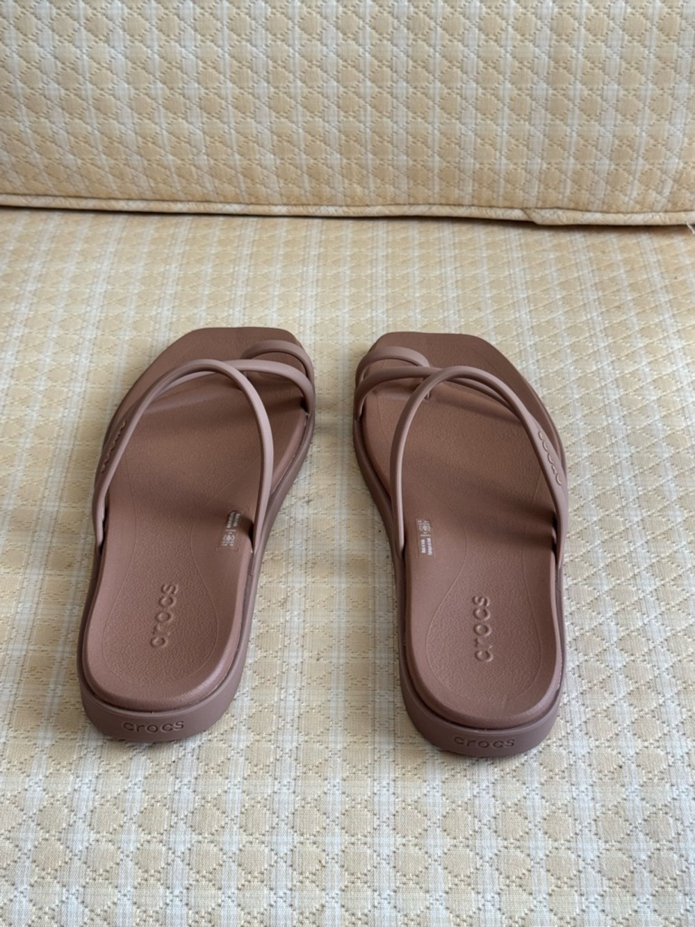 NWT CROCS Viral Miami Toe Loop Sandal Women’s Size 8 - Milk Chocolate - Picture 9 of 9